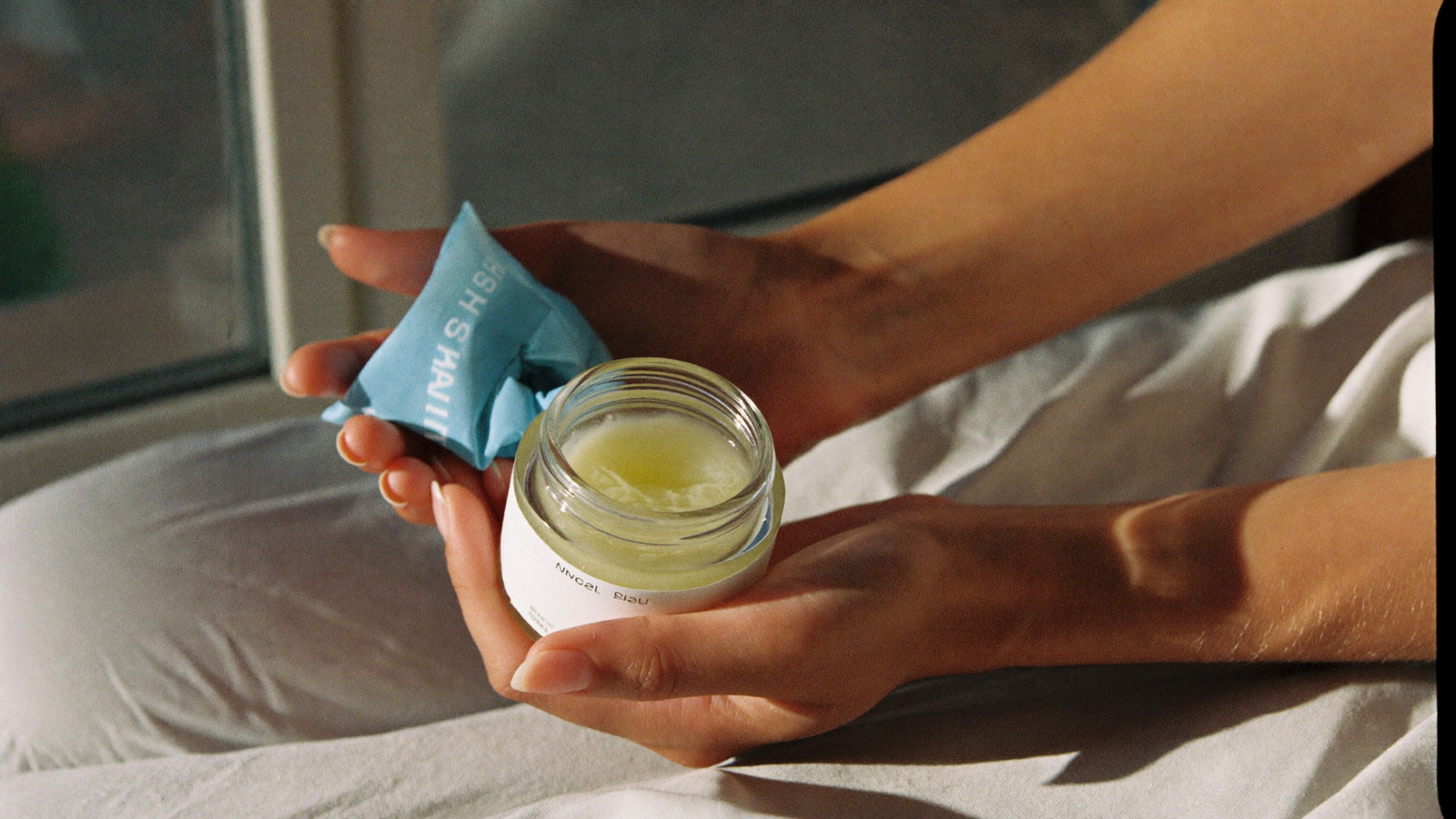 Cracked nipples solutions beyond lanolin — balm and hydrogel pad