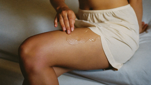 Smoothing body oil on postpartum stretch marks